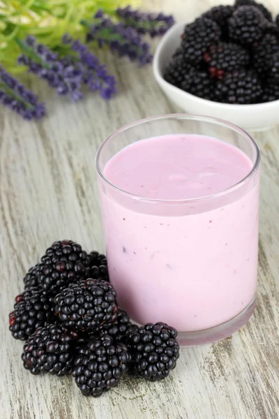 Sweet blackberries with yogurt on table close-up — Stock Photo, Image