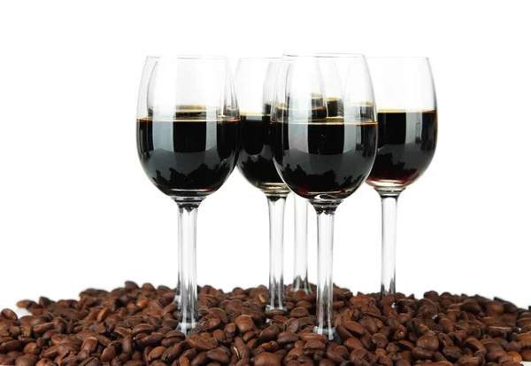 Gläser mit Schnaps und Kaffeekörnern, isoliert auf weiß — Stockfoto