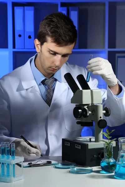 Jeune scientifique de laboratoire travaillant au laboratoire — Photo