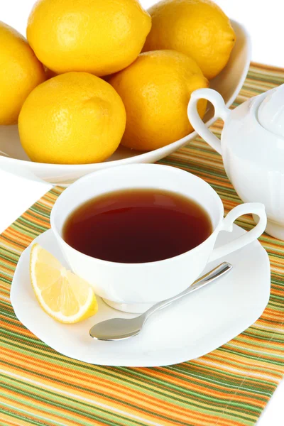 Tasse Tee mit Zitrone in Nahaufnahme — Stockfoto