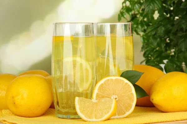 Läckra saft på bordet på ljus bakgrund — Stockfoto