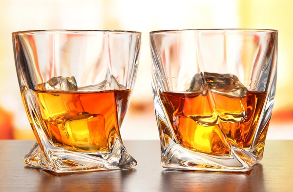 Bicchieri di whisky, su sfondo brillante — Foto Stock