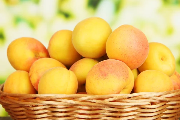 新鲜天然杏的木桌上的柳条篮 — 图库照片