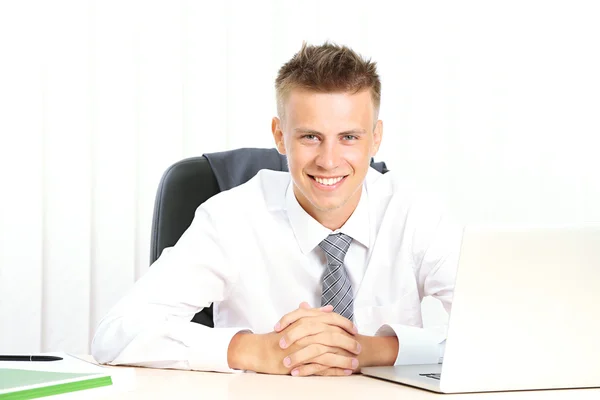 Retrato de un joven empresario que trabaja en la oficina — Foto de Stock