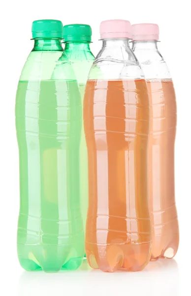 Бутылки с вкусными напитками, изолированные на белом — стоковое фото