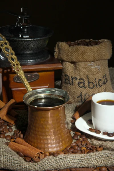 Taza de metal turco y café sobre fondo oscuro — Foto de Stock