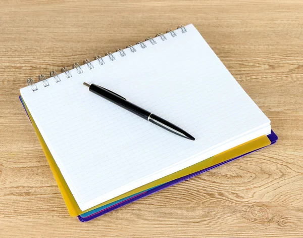 Notebook e caneta na mesa de madeira — Fotografia de Stock