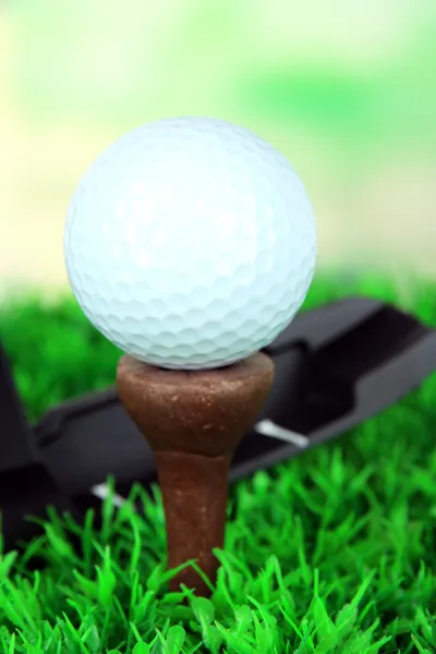 Pelota de golf y conductor en césped verde al aire libre de cerca —  Fotos de Stock