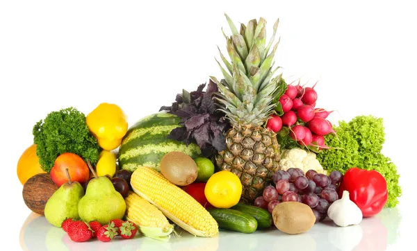 Frutas e legumes diferentes isolados em branco — Fotografia de Stock