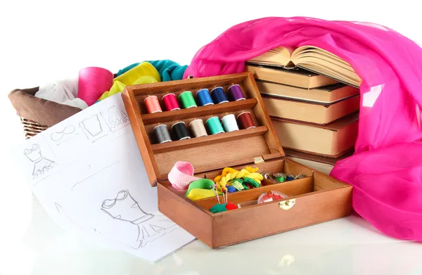 Kit de costura en caja de madera con libros y tela aislada en blanco — Foto de Stock