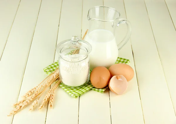 Ingredientes para massa de farinha em mesa de madeira close-up — Fotografia de Stock