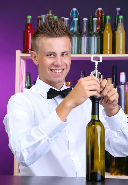 Barman otevře láhev vína — Stock fotografie