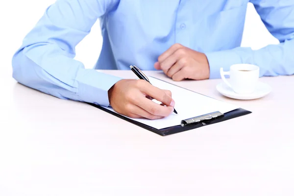 Affärsman skriva på dokument i office närbild — Stockfoto