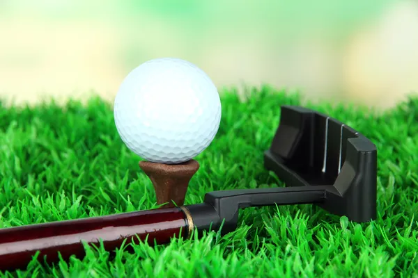 Pelota de golf y conductor en césped verde al aire libre de cerca — Foto de Stock