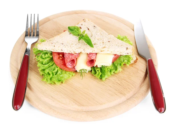 Sanduíche saboroso com salsicha de salame e legumes na tábua de corte, isolado em branco — Fotografia de Stock