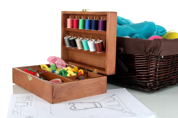 Kit de costura en caja de madera y cesta con paño aislado en blanco —  Fotos de Stock