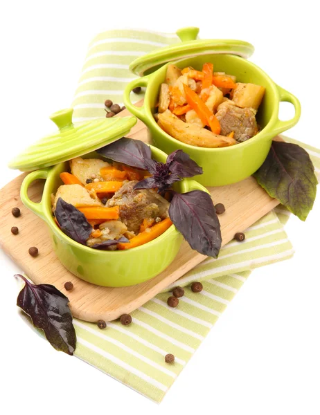 होममेड बीफ रंगीन पैन में सब्जियों के साथ फ्राइ करें, सफेद पर अलग — स्टॉक फ़ोटो, इमेज