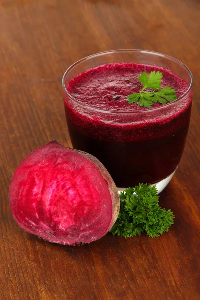 Jugo fresco de remolacha en primer plano de la mesa — Foto de Stock