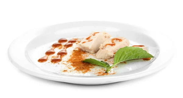 Kırmızı biber ve üzerinde beyaz izole sosu, haşlanmış tavuk eti — Stok fotoğraf