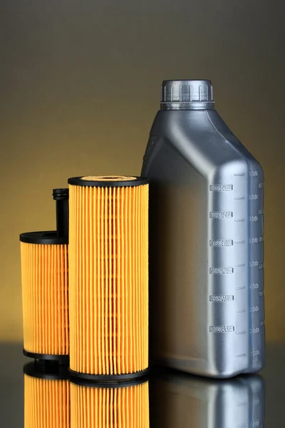 Car oil filters and motor oil can on dark color background — Stock Photo, Image