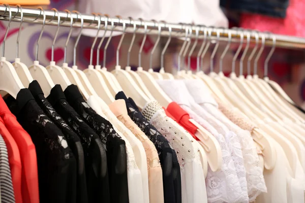 Ropa en la tienda, de cerca —  Fotos de Stock