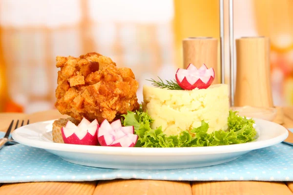 基辅鸡配土豆泥，木桌上，在明亮的背景上的烤面包片上 — 图库照片