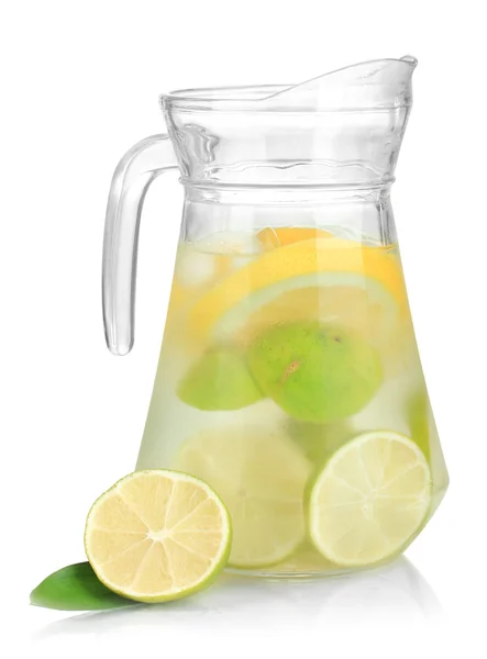 Água fria com limão, limão e gelo em jarro isolado em branco — Fotografia de Stock