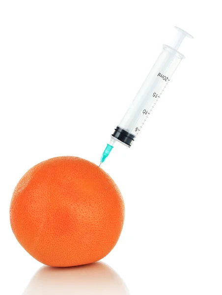 Injection dans du pamplemousse frais isolé sur du blanc — Photo