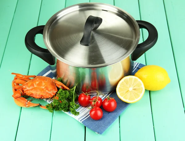 Samenstelling met gekookte krab, pan en groenten op houten achtergrond — Stockfoto