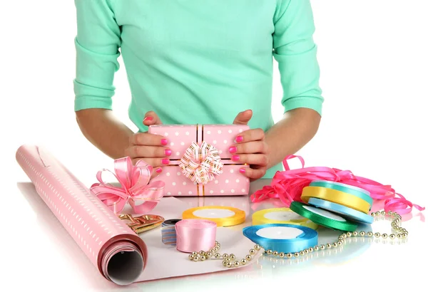 Verpakking en decoratie feestelijke cadeau geïsoleerd op wit — Stockfoto