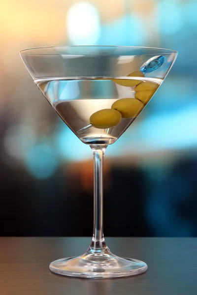 Martini with green olives on table in bar — Stock Photo, Image