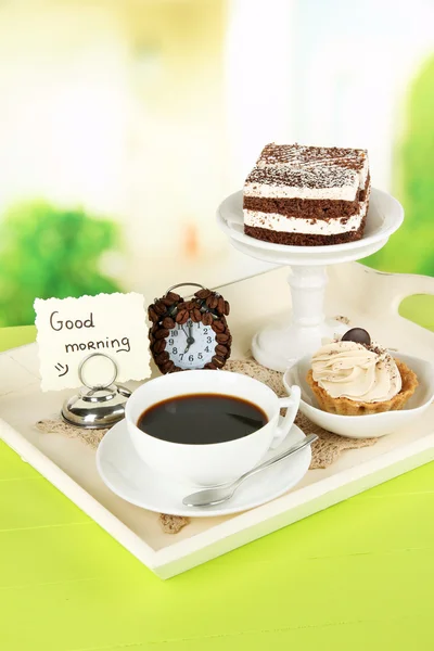 Tasse de thé avec des gâteaux sur plateau en bois sur la table dans la chambre — Photo