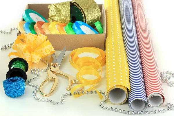 Materiali e accessori per confezionare regali isolati su bianco — Foto Stock