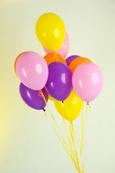 Renkli arka plan üzerinde renkli balonlar — Stok fotoğraf