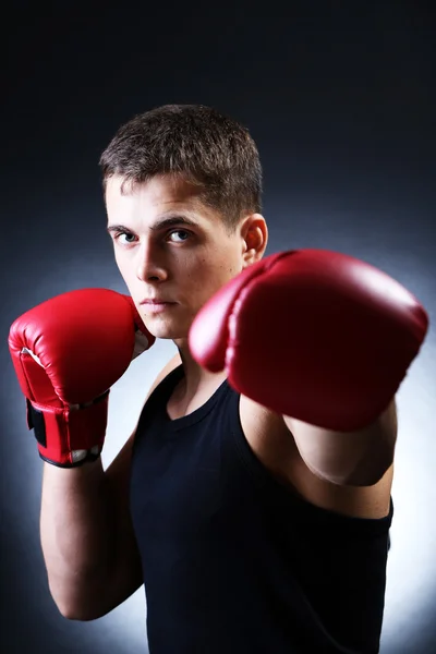 Beau jeune boxeur musclé sur fond sombre — Photo