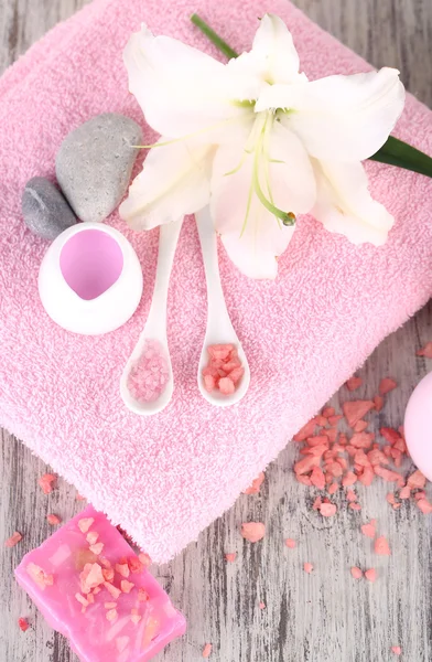 Beautiful spa setting with lily on wooden table close-up — Stock Photo, Image