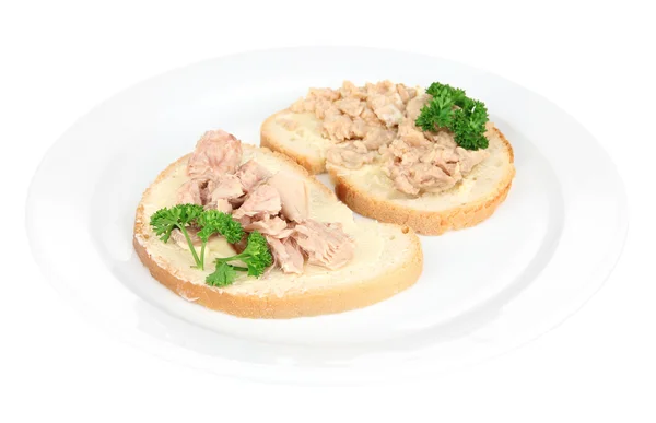 Smaczne kanapki z tuńczykiem i dorsz wątroby, na białym tle — Zdjęcie stockowe