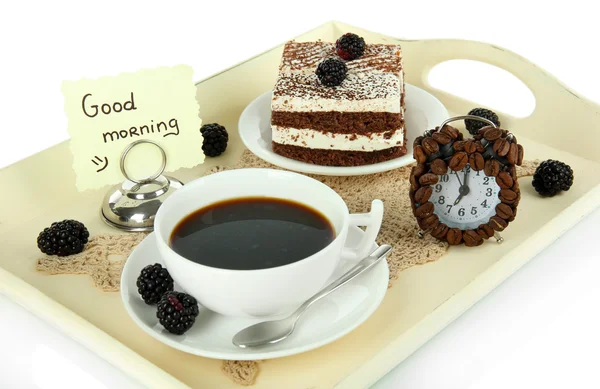 Taza de té con pasteles en bandeja de madera aislada en blanco — Foto de Stock