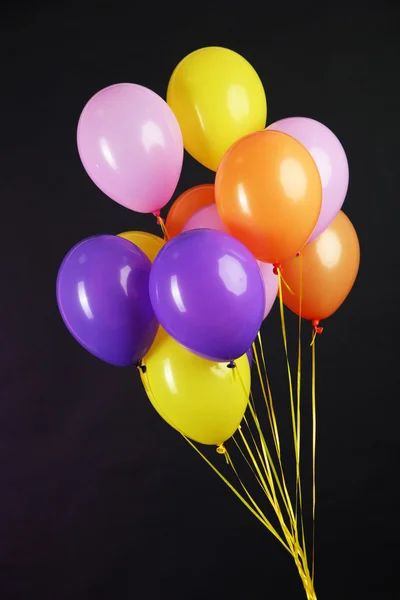 Ballons colorés isolés sur noir — Photo