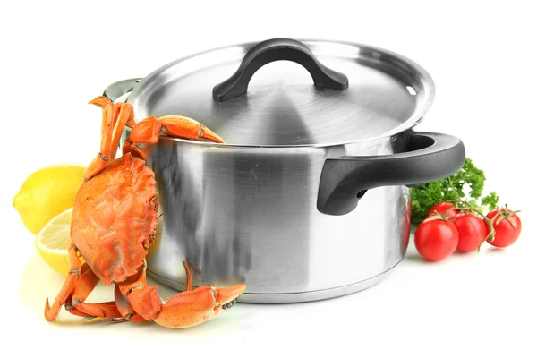 Composición con cangrejo cocido, sartén y verduras aisladas en blanco —  Fotos de Stock