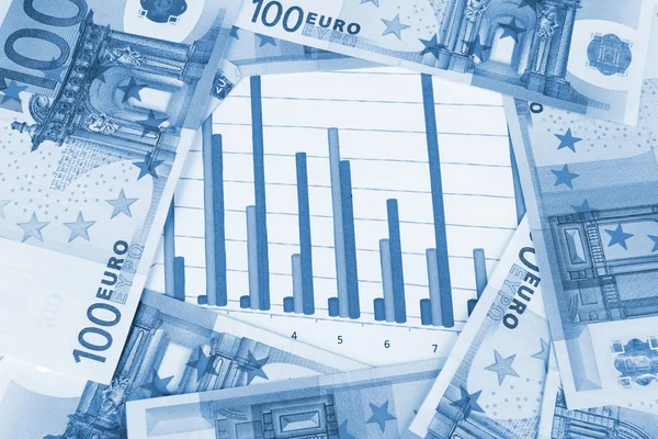 Бизнес-образование. Концепция финансовых данных с диаграммой и деньгами — стоковое фото