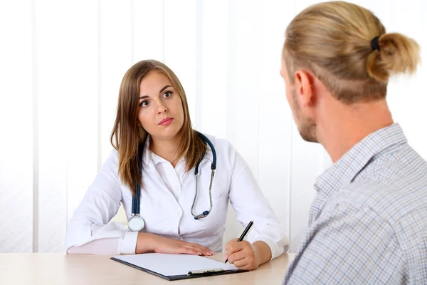 Médecin et patient au bureau — Photo