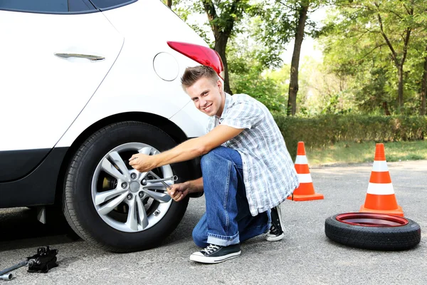 Man driver having trouble at road changing wheel — Stock Photo, Image