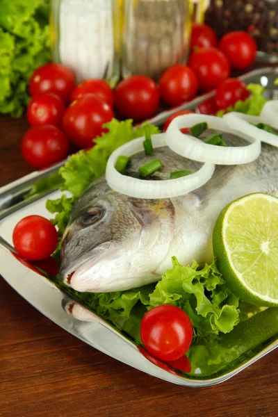 Dorado pescado en primer plano de la mesa —  Fotos de Stock