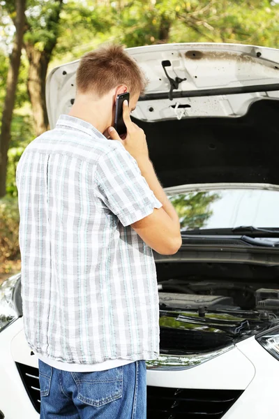 Man calling repair service after car breakdown — Stock Photo, Image