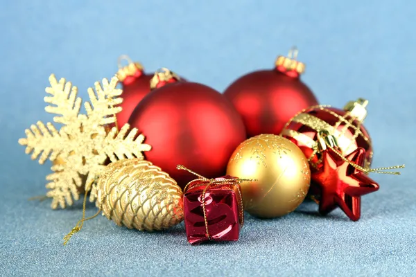 Decoraciones navideñas sobre fondo azul — Foto de Stock