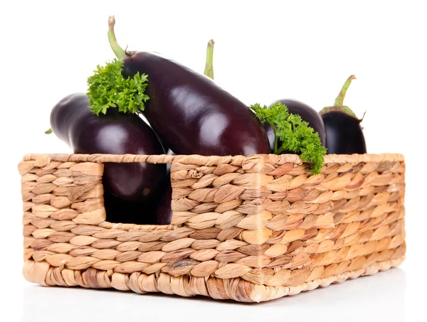 Verse aubergines in rieten mand geïsoleerd op wit — Stockfoto