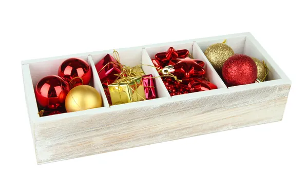 Caja de madera llena de decoraciones navideñas, aislada en blanco Imágenes De Stock Sin Royalties Gratis