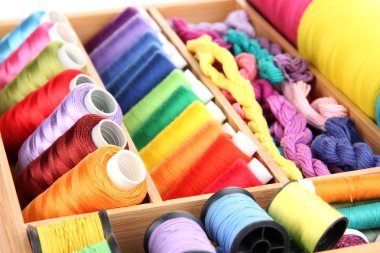 Ahşap kutusunda iğne işi için renkli konu yakın çekim