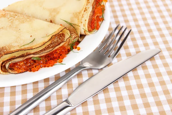 Läckra pannkakor med röd kaviar på bordet närbild — Stockfoto